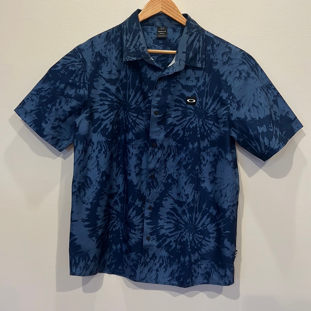 OAKLEY Mens 2XL Blue Tie dye print button up short sleeve golf shirt